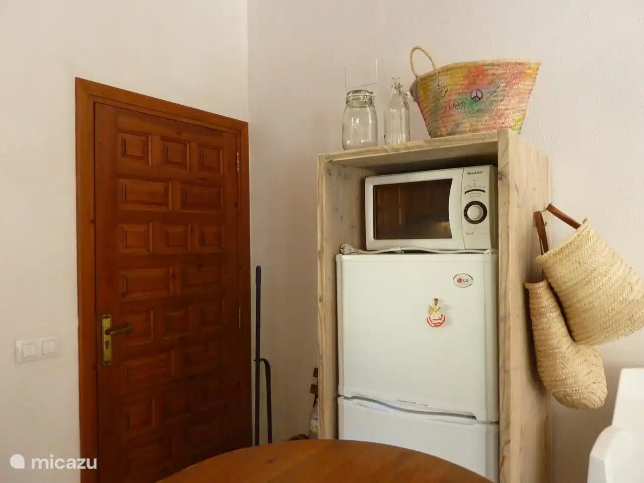 Un four micro-ondes et un réfrigérateur ainsi qu'un four sont fournis