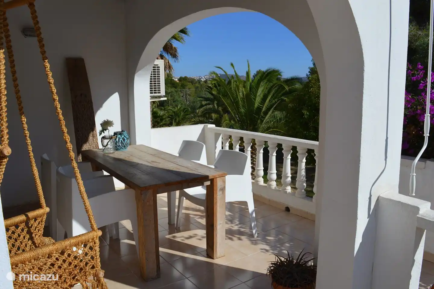 Balançoire et terrasse