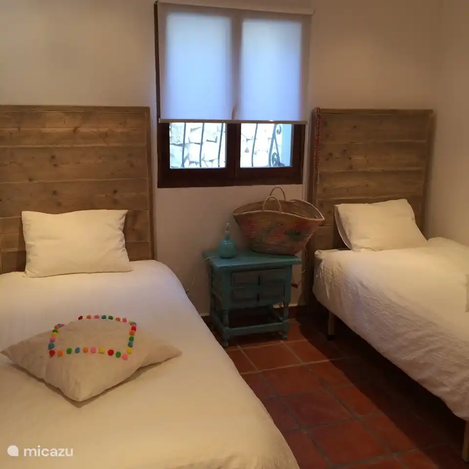 Chambre avec deux lits simples