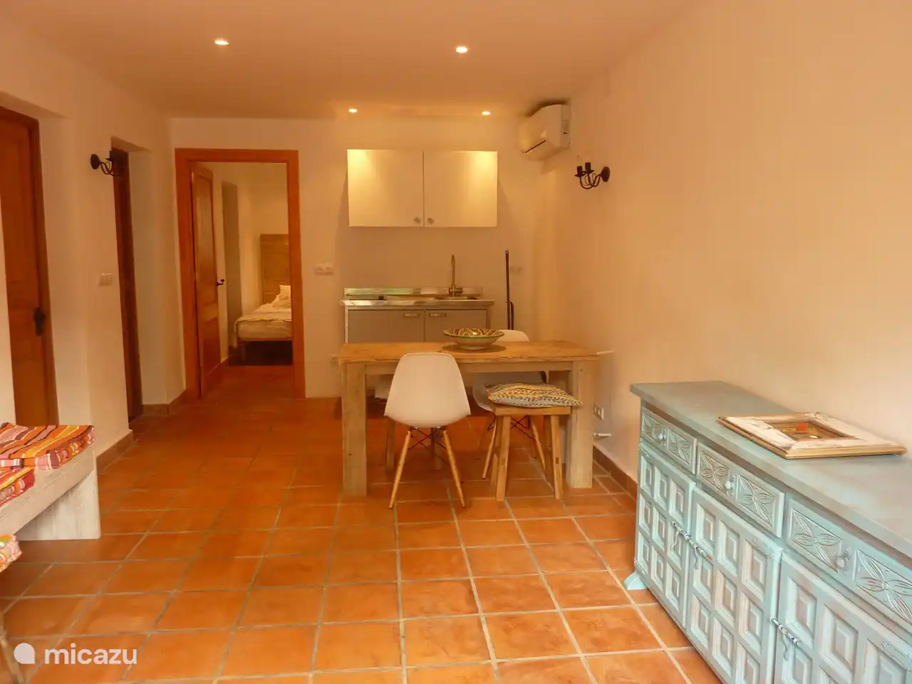 Séjour et kitchenette au rez-de-chaussée