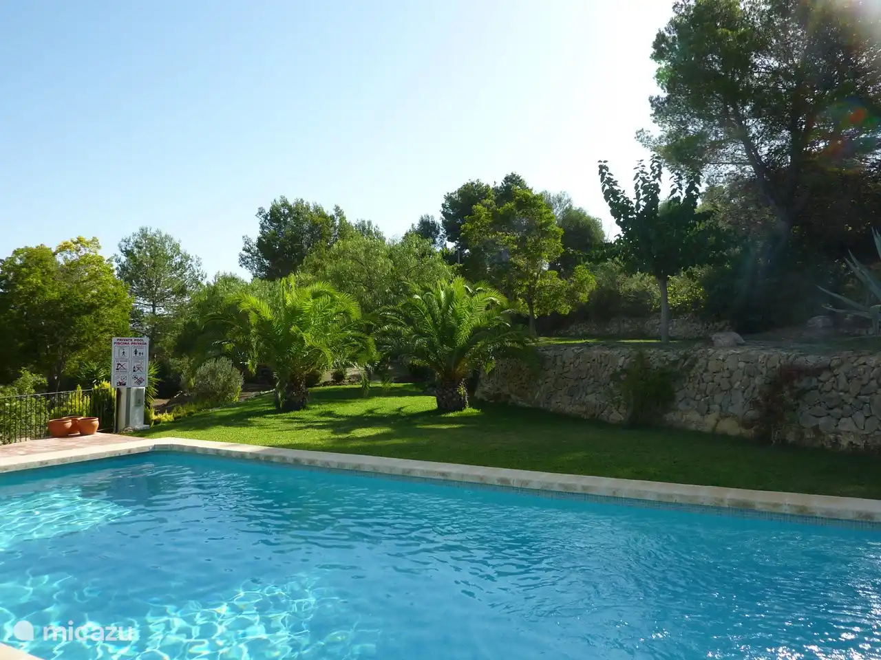 Piscine commune dans un petit parc