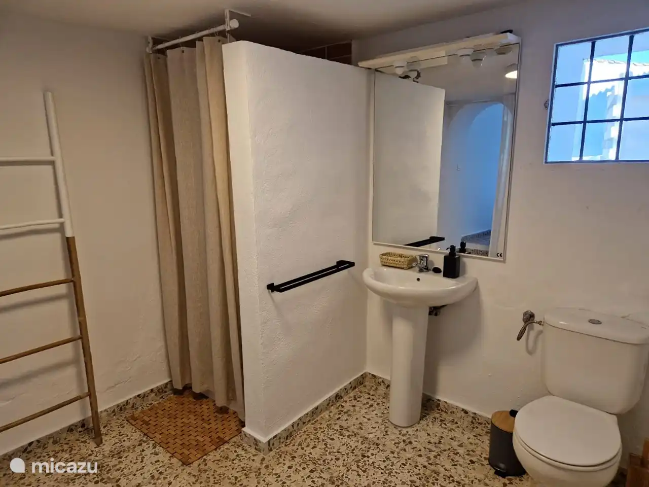 2. Badezimmer mit Dusche und WC