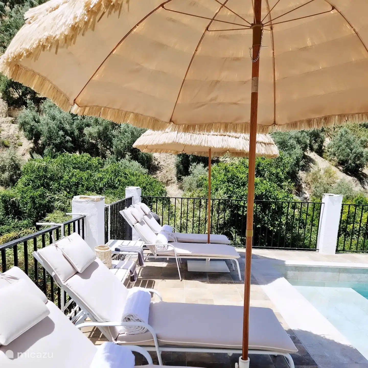 Sonnenliegen und Handtücher