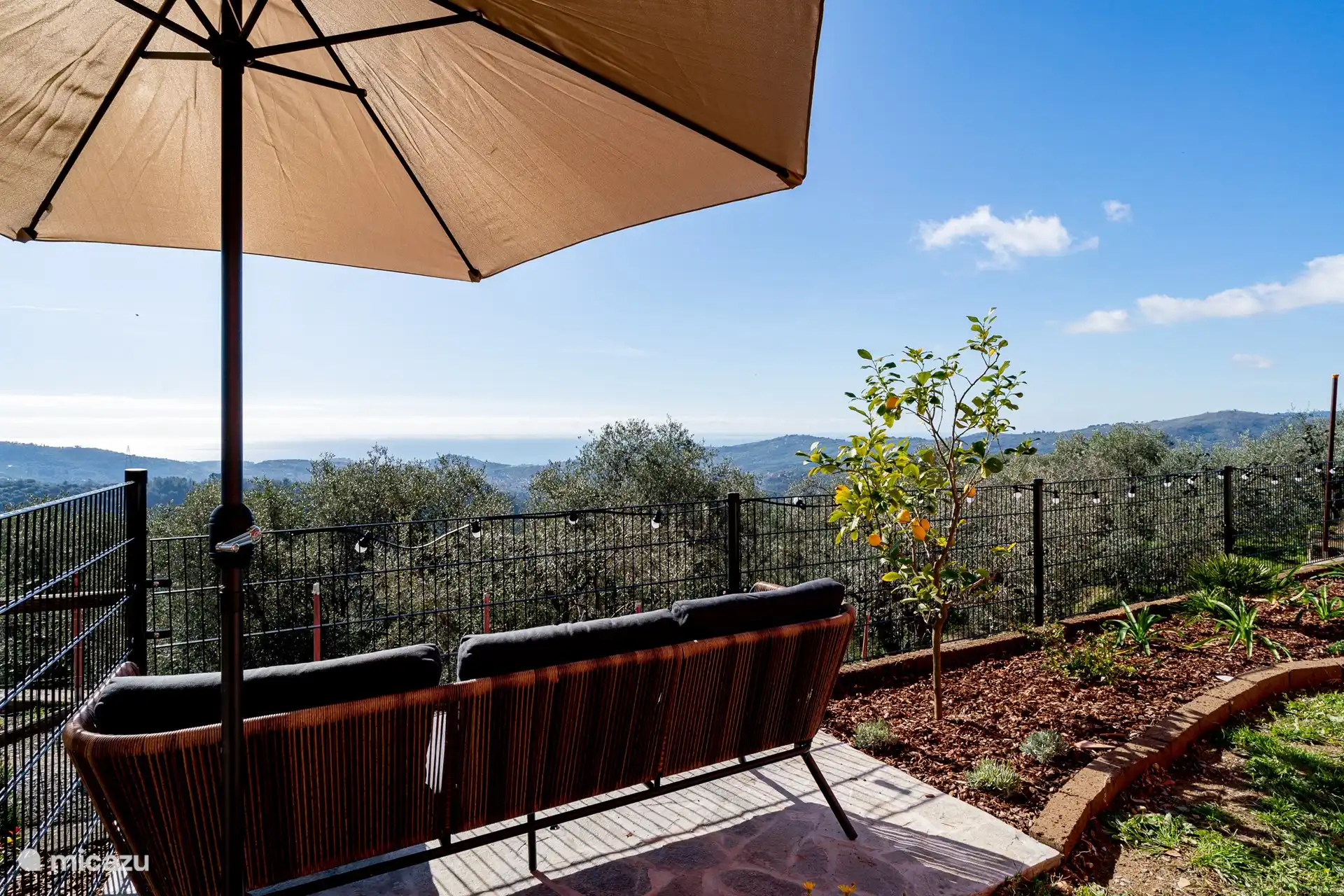 Genießen Sie im Schatten einen schönen Blick auf das Tal