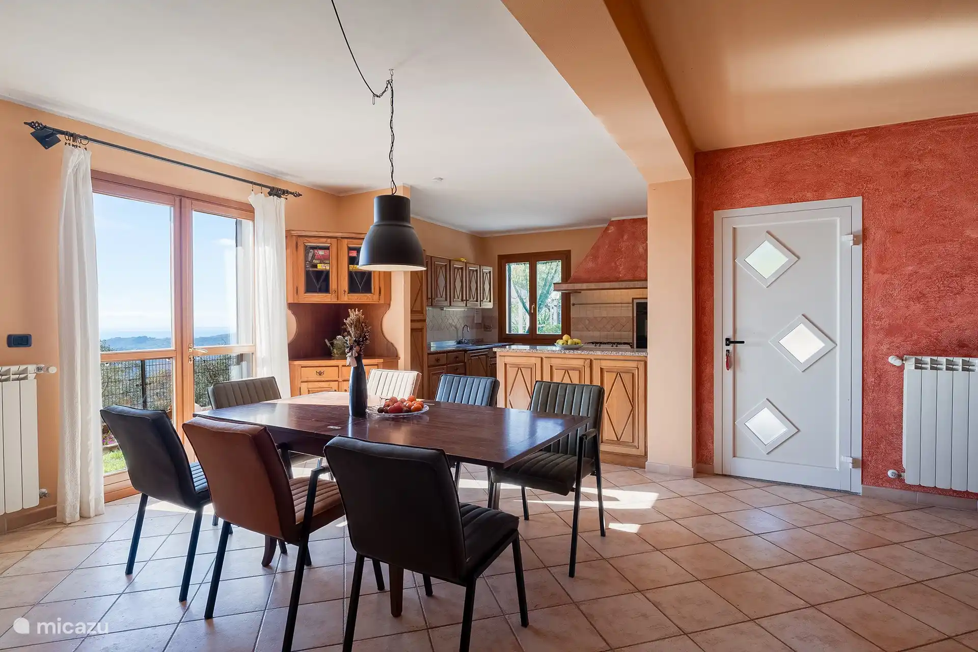 Das Esszimmer mit offener Küche