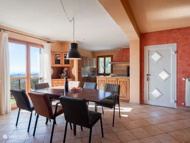 Casa Perlei | Italie, Ligurie, Imperia - maison mitoyenne La salle à manger avec cuisine ouverte