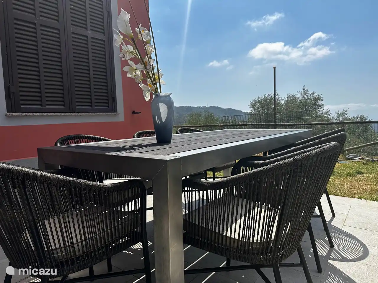 Entspannen Sie im Garten mit Blick über Imperia und das Meer