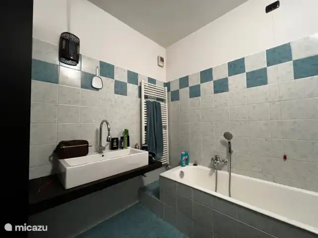 Casa Perlei | Italie, Ligurie, Imperia - maison mitoyenne Salle de bain 1 avec baignoire, douche et toilettes