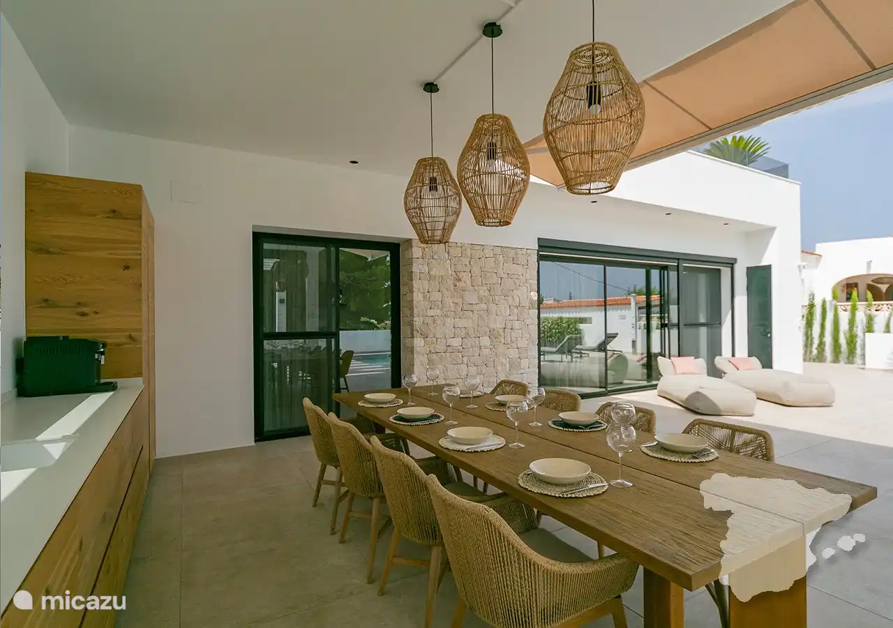 Terrace - outdoor kitchen with dining table