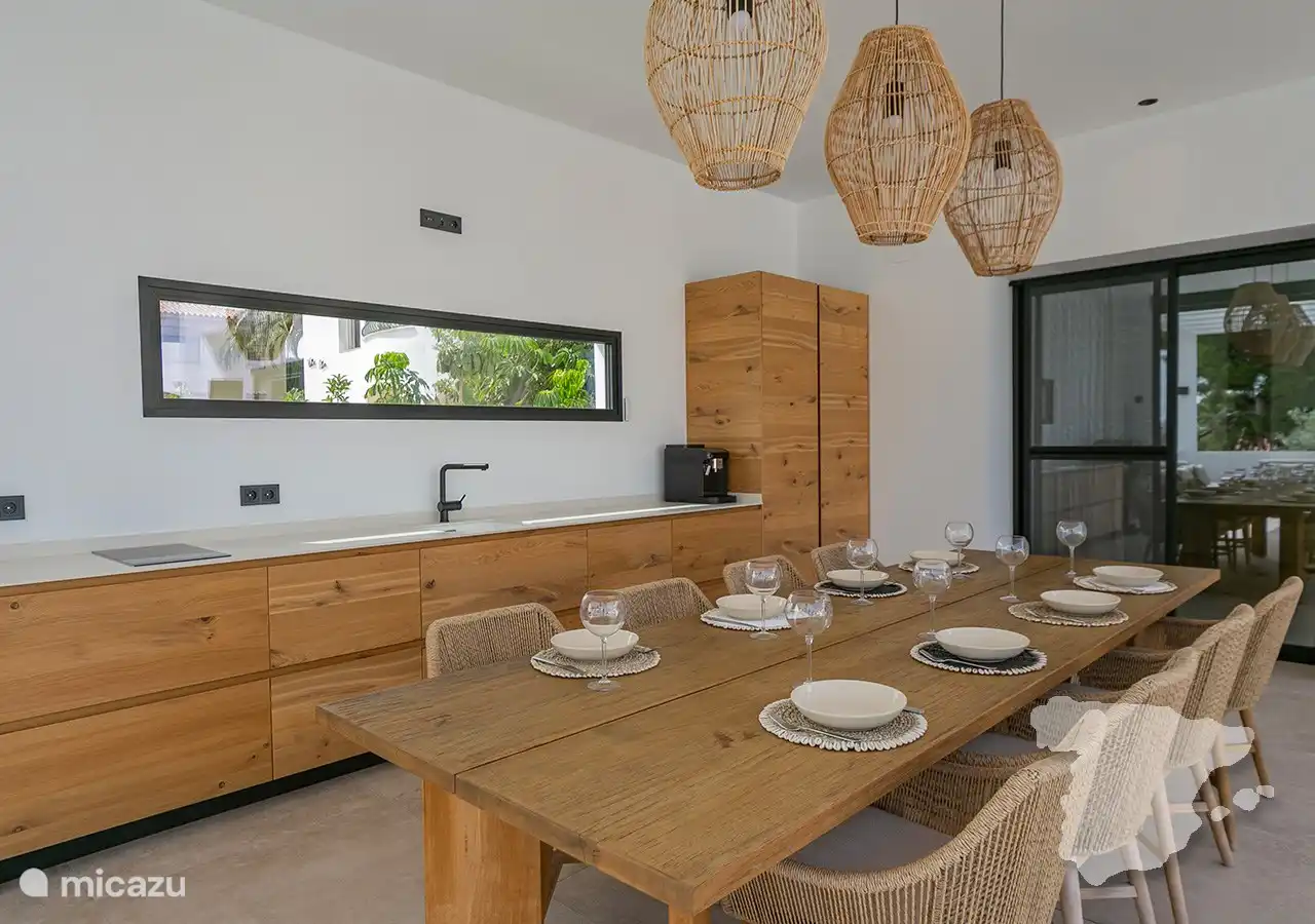 Terrace - outdoor kitchen with dining table