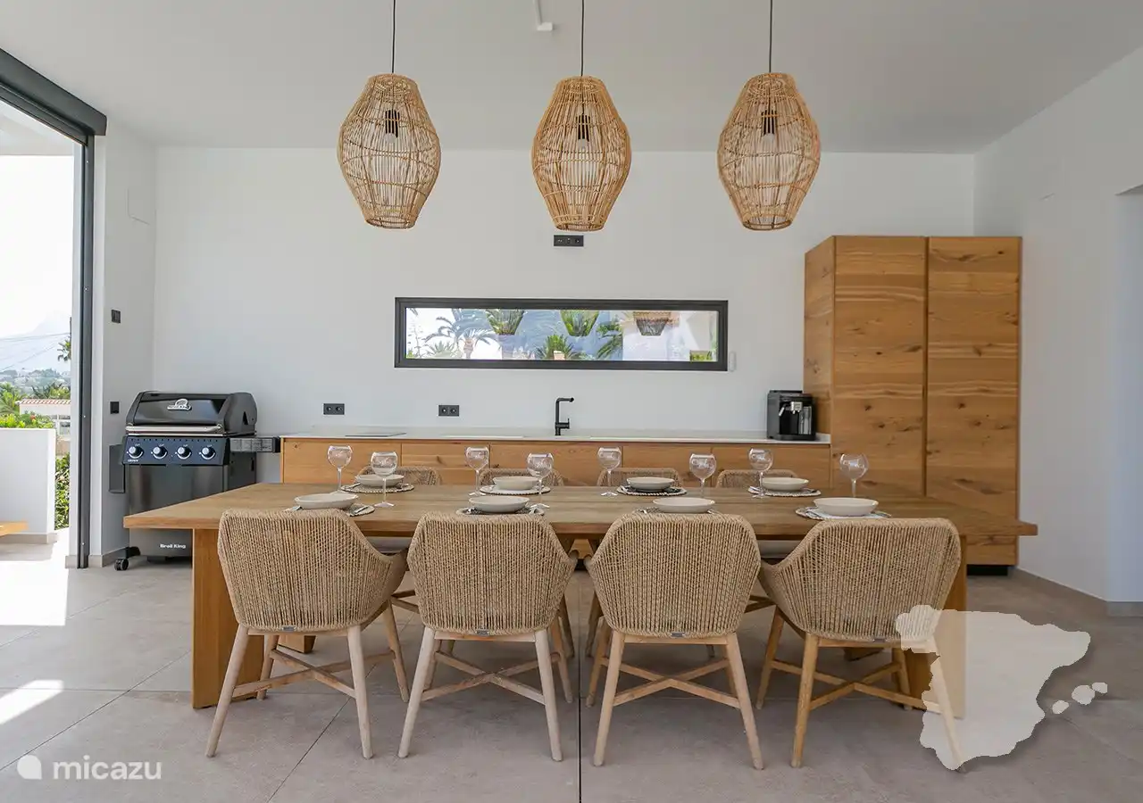 Terrace - outdoor kitchen with dining table