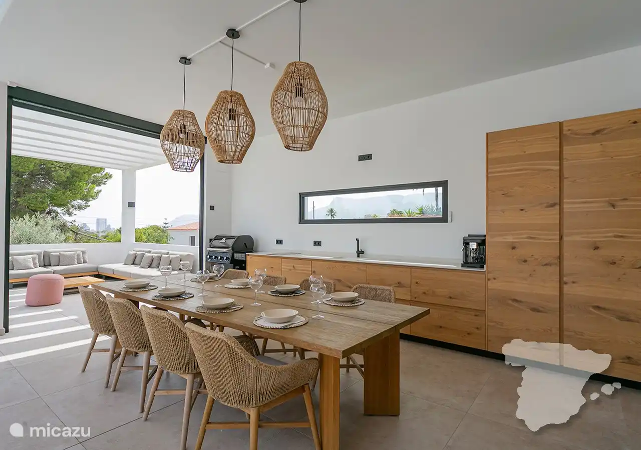 Terrace - outdoor kitchen with dining table