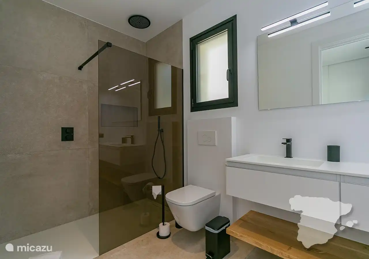 Ensuite bathroom 1