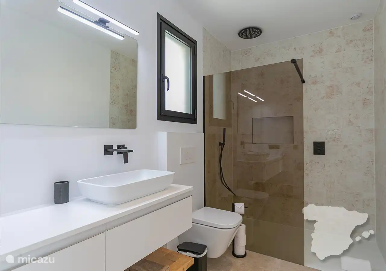 Ensuite bathroom 2