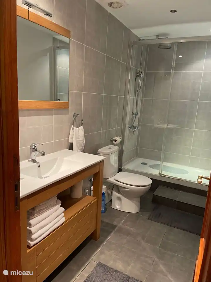 Badezimmer Schlafzimmer 1