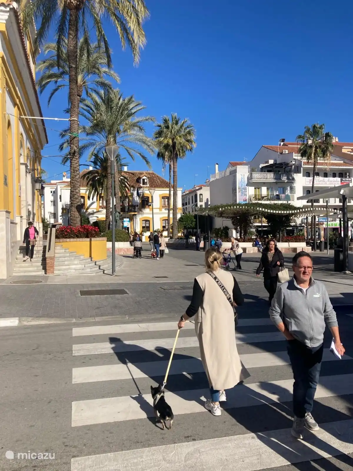 Der Kirchplatz mit Bar Bistro El Vecino