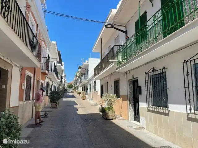 Die Straße von Casa Calderon. Wenig Verkehr und keine Parkplätze. Es gibt ausreichend Parkplätze in der Nähe unserer Wohnung 