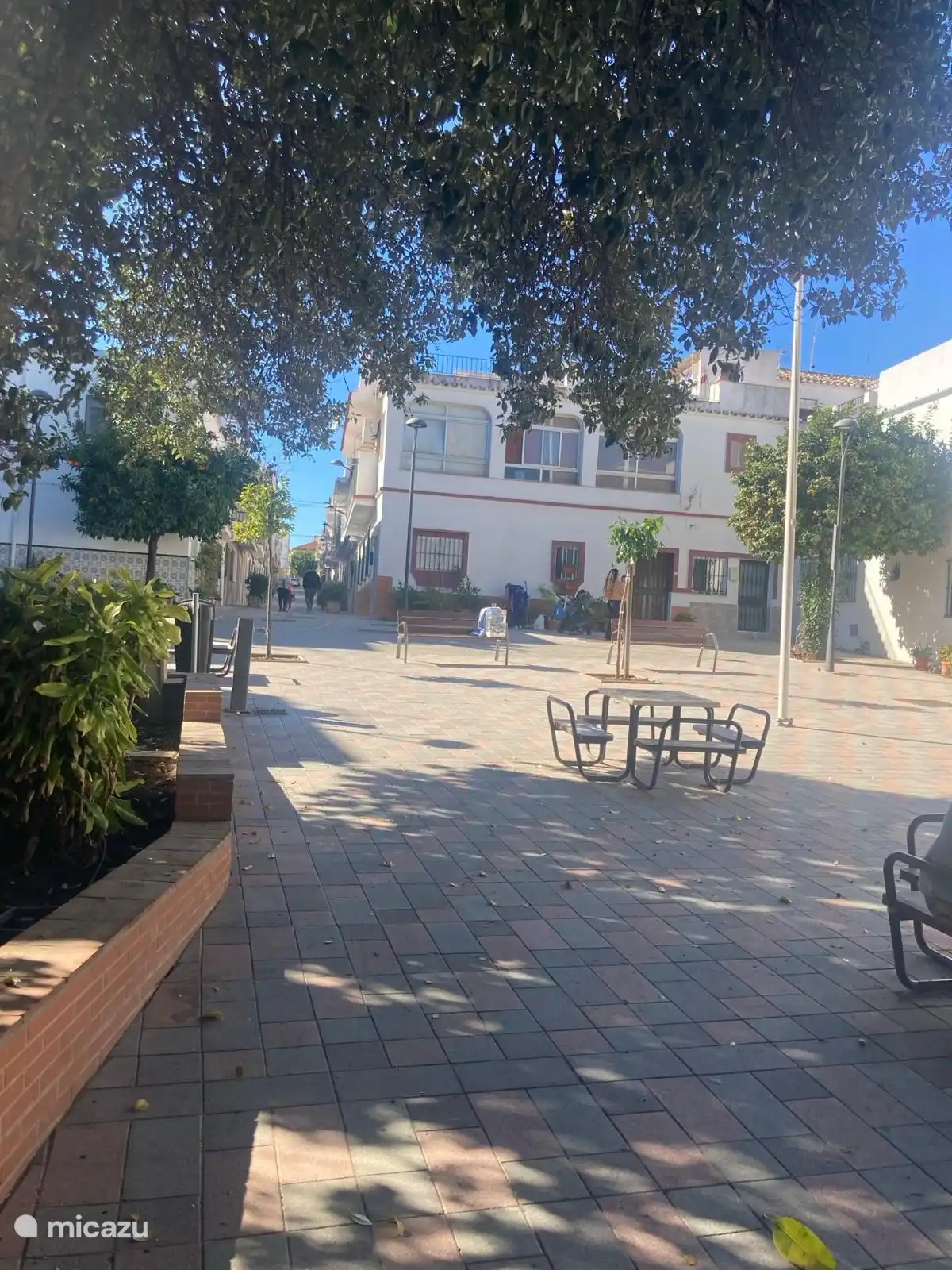 Stadtplatz am Anfang der Calle Calderon. Die Bewohner sind jeden Tag damit beschäftigt, sich um ihre Topfpflanzen zu kümmern