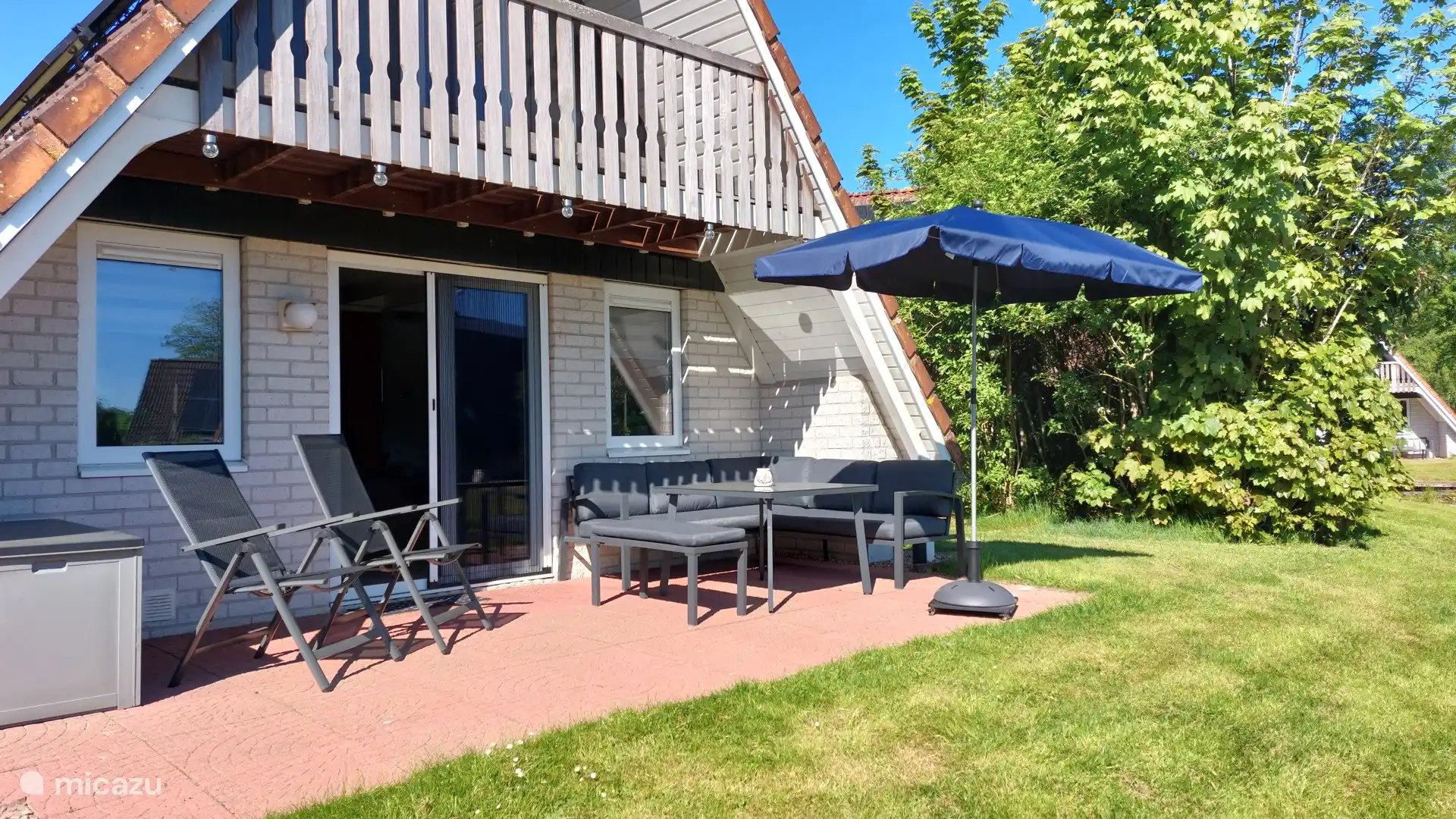 Terras met lounge en parasol