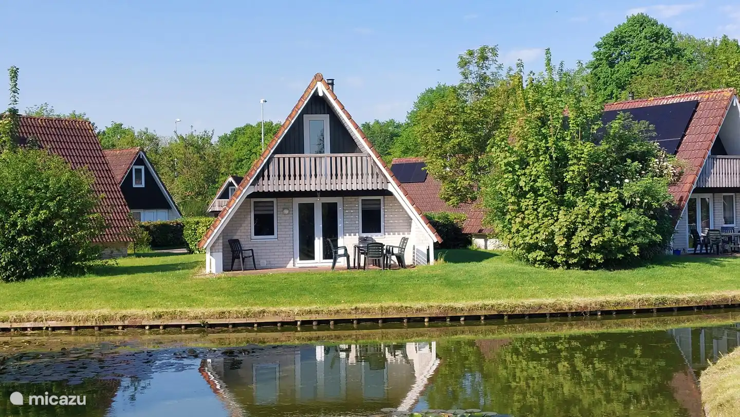 Vista desde el lado del estanque