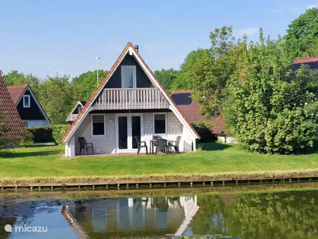 Huuske de Gramsberg en Países Bajos, Overijssel, Gramsbergen - casa vacacional Vista desde el lado del estanque