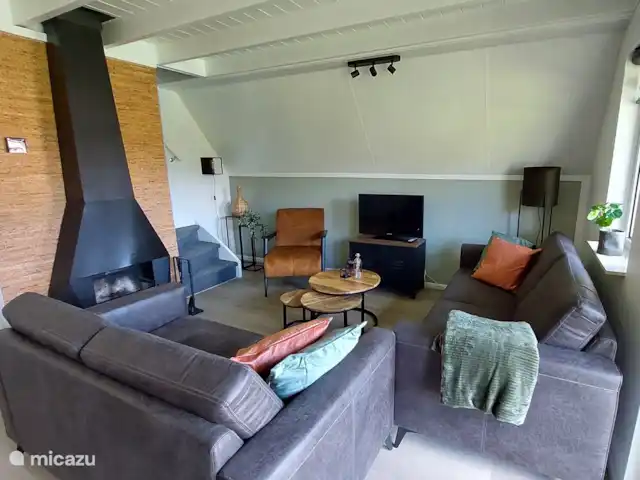 Huuske de Gramsberg en Países Bajos, Overijssel, Gramsbergen - casa vacacional Salón con cómodos asientos para 6 personas. Sofás de 2 y 3 plazas y un sillón.