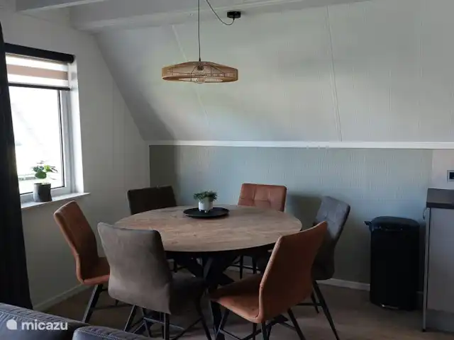 Huuske de Gramsberg en Países Bajos, Overijssel, Gramsbergen - casa vacacional Comedor redondo moderno