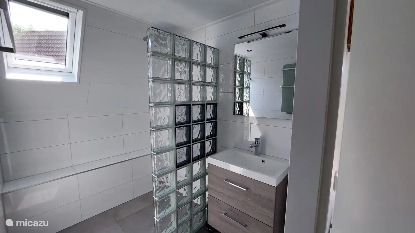 Baño de lujo con muebles espaciosos.