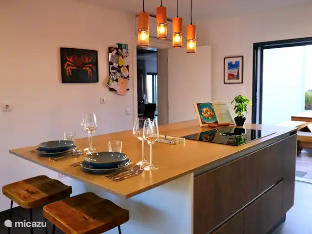 villa en Portugal, Costa de Lisboa, Ribamar – Sapateira Las puertas francesas dan acceso a una terraza con una gran mesa de comedor robusta.
