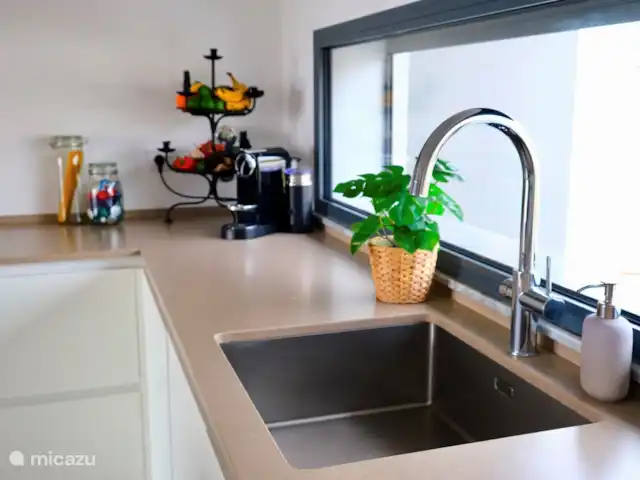 villa en Portugal, Costa de Lisboa, Ribamar – Sapateira Cocina con amplia encimera y mucho espacio en los armarios.
