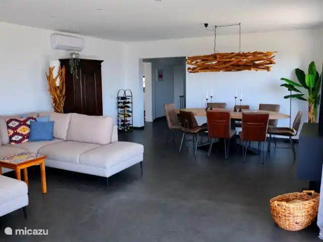 villa en Portugal, Costa de Lisboa, Ribamar – Sapateira Amplio salón con un amplio sofá para relajarse. La mesa del comedor tiene capacidad para 8 -10 personas.