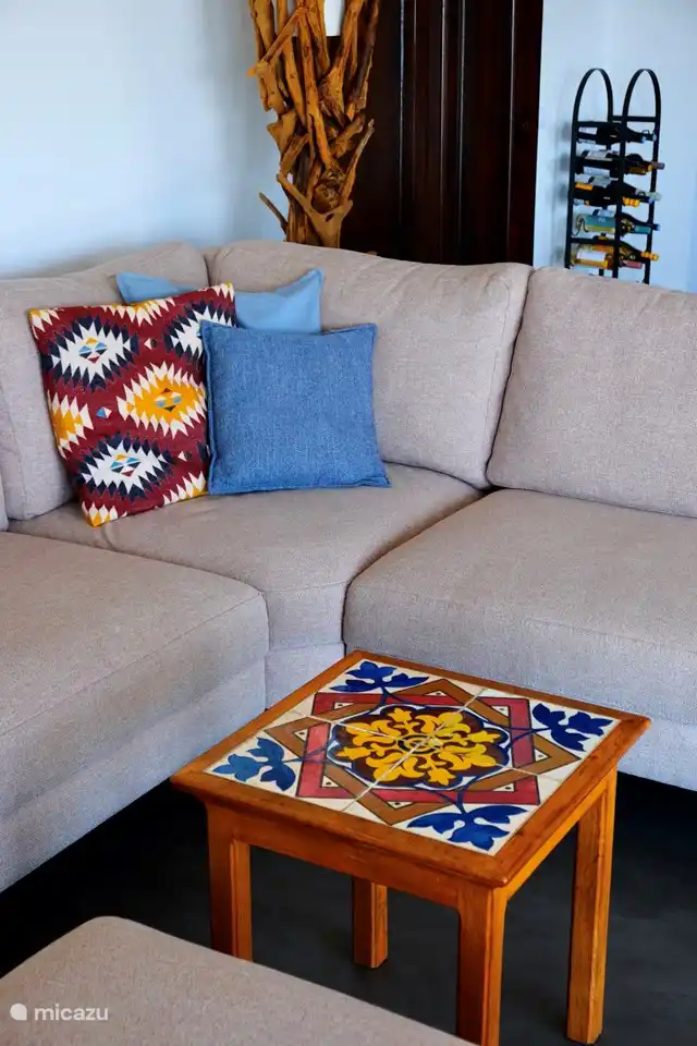 Confortablement meublé avec des influences et des couleurs portugaises ici et là