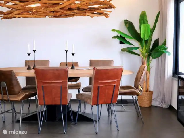 villa en Portugal, Costa de Lisboa, Ribamar – Sapateira La mesa del comedor es espaciosa para 8 personas.