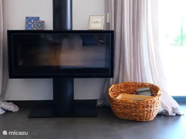 villa en Portugal, Costa de Lisboa, Ribamar – Sapateira La chimenea para las noches frías aporta mucha comodidad.