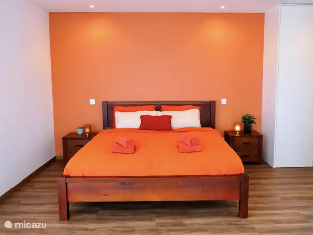 villa en Portugal, Costa de Lisboa, Ribamar – Sapateira Dormitorio principal, muy espacioso, con mucho espacio para guardarropas.