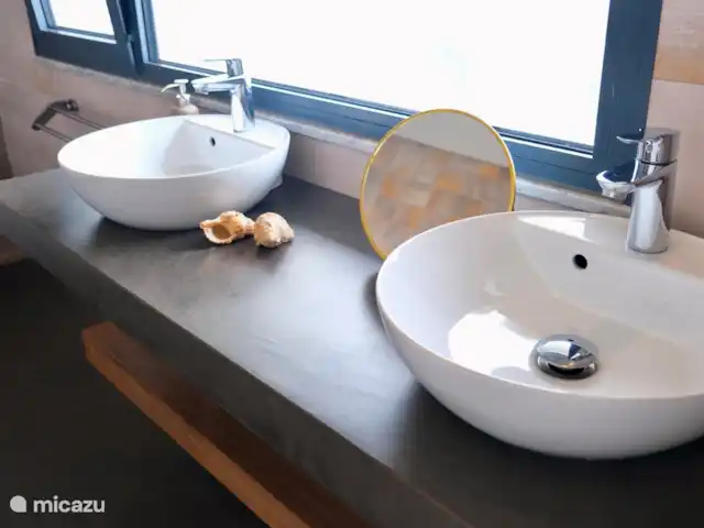villa en Portugal, Costa de Lisboa, Ribamar – Sapateira Doble lavabo en el baño del dormitorio principal.