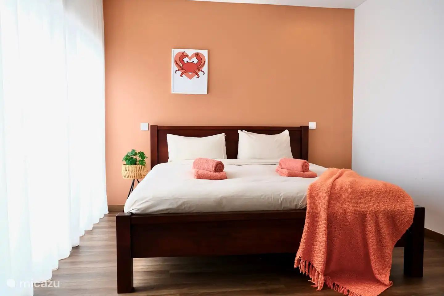 Chambre 2, avec portes coulissantes et vue sur la mer.