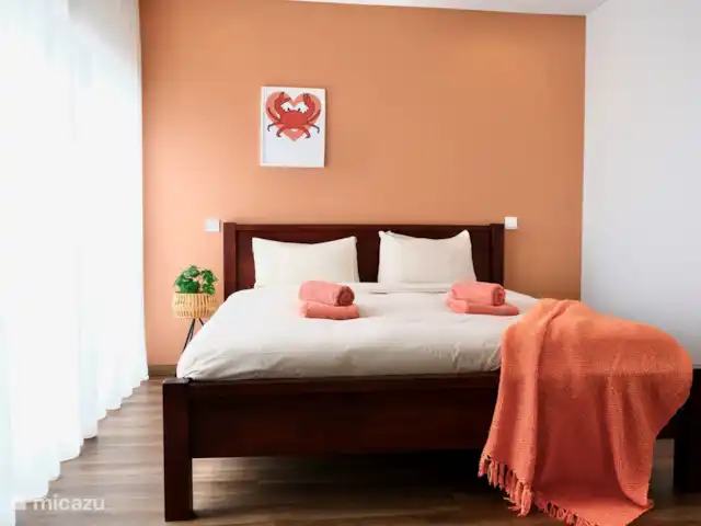villa en Portugal, Costa de Lisboa, Ribamar – Sapateira Dormitorio 2, con puertas correderas y vistas al mar.