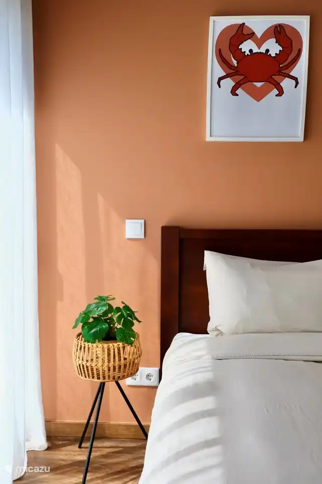 Chambre 2, avec portes coulissantes et vue sur la mer.