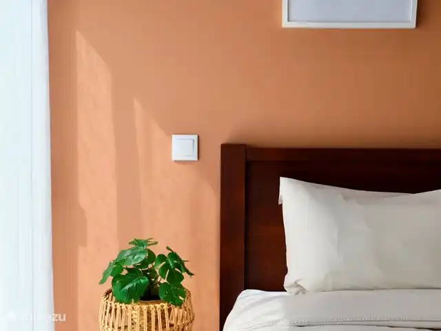 villa en Portugal, Costa de Lisboa, Ribamar – Sapateira Dormitorio 2, con puertas correderas y vistas al mar.