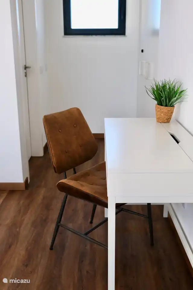 Lieu de travail dans la chambre 2