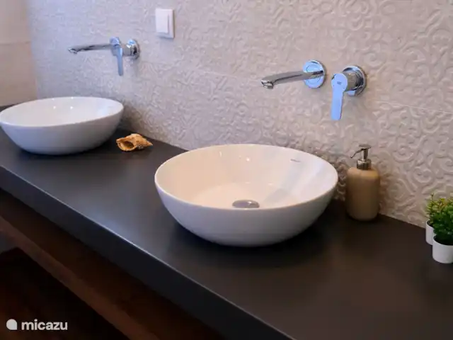 villa en Portugal, Costa de Lisboa, Ribamar – Sapateira Un baño independiente con ducha a ras de suelo, lavabo doble e inodoro/bidet en el dormitorio 3.