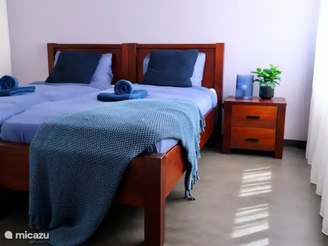 villa en Portugal, Costa de Lisboa, Ribamar – Sapateira Quizás el dormitorio más pequeño, pero con 15m2 sigue siendo bastante espacioso. Dos camas individuales en el dormitorio 4, en la planta baja.