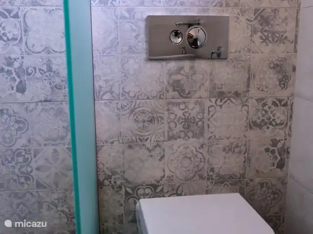 villa en Portugal, Costa de Lisboa, Ribamar – Sapateira Cuarto de baño 4, planta baja, ducha, WC y lavabo, junto al dormitorio 4.