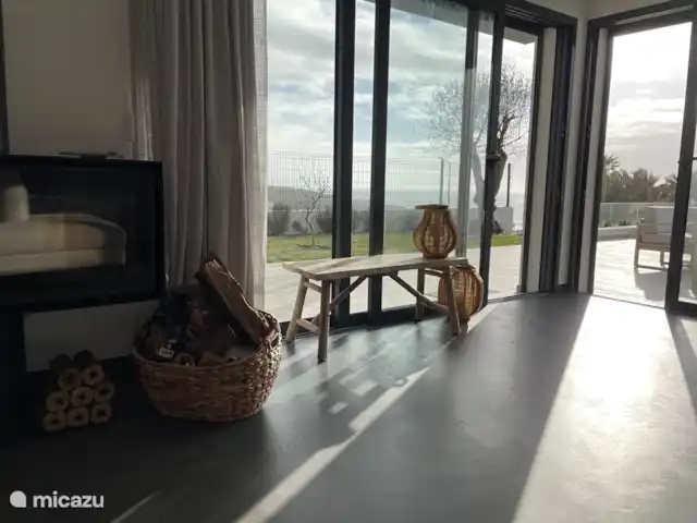 villa en Portugal, Costa de Lisboa, Ribamar – Sapateira ¡Desde la sala de estar una vista de la terraza, la piscina y el océano!