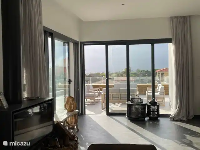 villa en Portugal, Costa de Lisboa, Ribamar – Sapateira ¡Desde la sala de estar una vista de la terraza, la piscina y el océano!