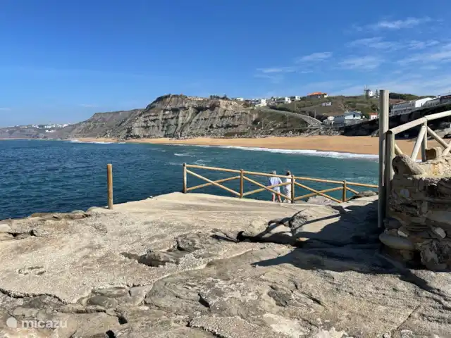 villa en Portugal, Costa de Lisboa, Ribamar – Sapateira Hermosas formaciones rocosas adyacentes a la playa. Aquí los pescadores obtienen comida del mar.