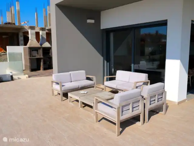 villa en Portugal, Costa de Lisboa, Ribamar – Sapateira Relájese en la terraza con vista al océano.