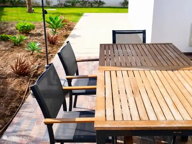 villa en Portugal, Costa de Lisboa, Ribamar – Sapateira La terraza adyacente a la cocina. Puedes disfrutar del desayuno en esta terraza bajo el sol de la mañana.