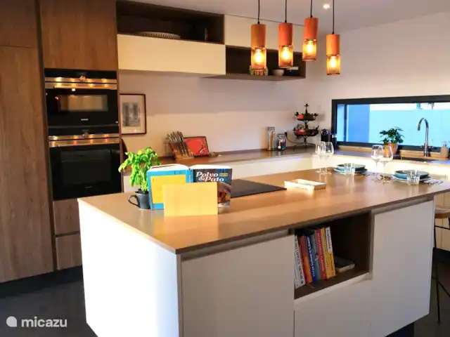 villa en Portugal, Costa de Lisboa, Ribamar – Sapateira Amplia cocina con una gran isla para cocinar.
